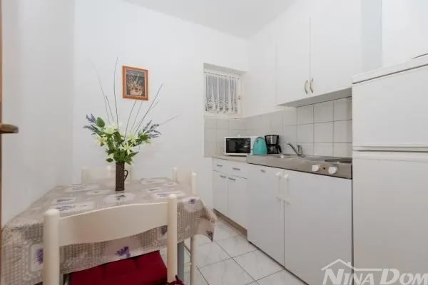 apartmanska kuća s lijepom i velikom okućnicom 80 metara do mora - slika 31