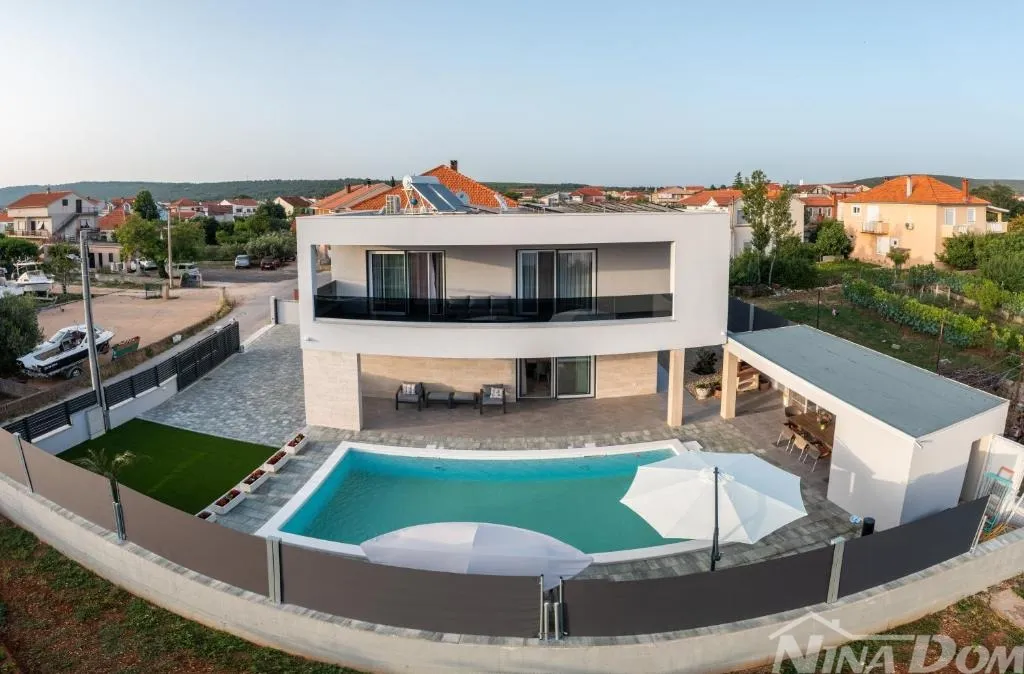 luksuzna vila s bazenom – novogradnja u srcu sukošana - slika 4