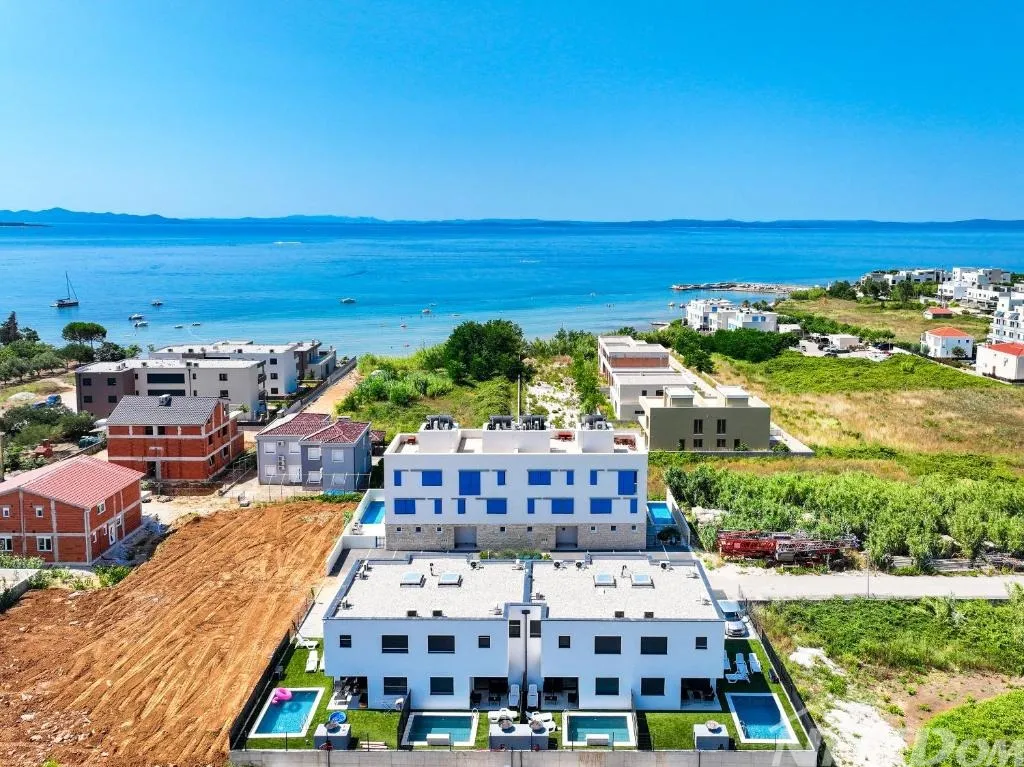 top lokacija! moderan stan s bazenom i dvorištem- 130 m od plaže - slika 2