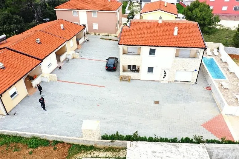 apartmani s bazenom za turističke namjene - slika 28