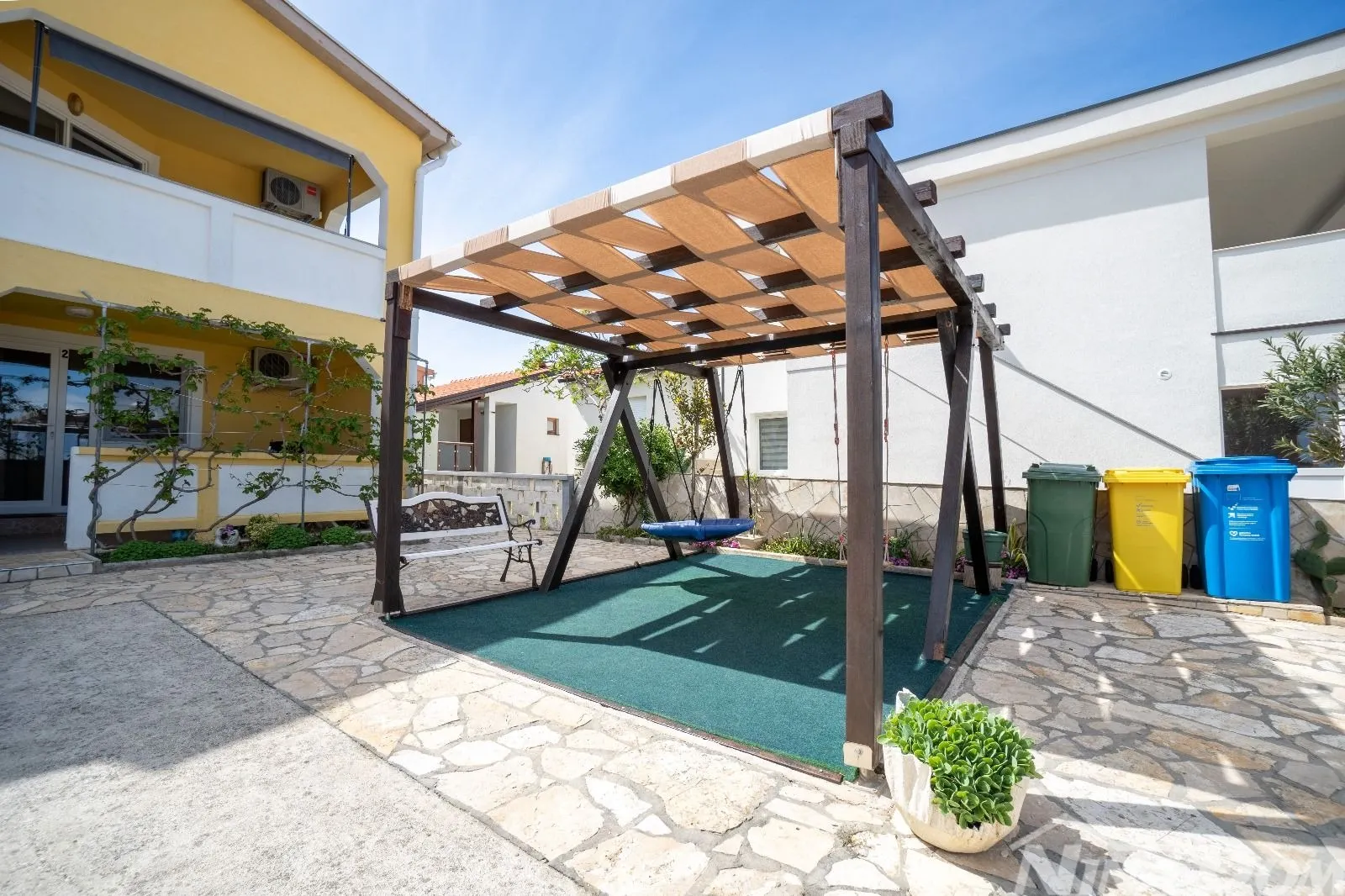 apartmanska kuća s prostranom okućnicom. - slika 2