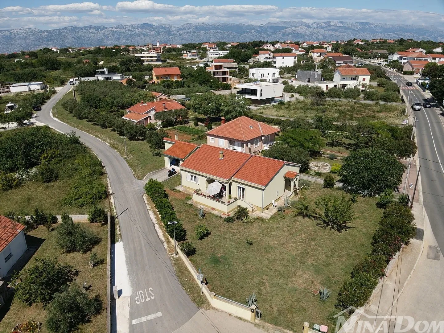 Samostojeća kuća u mirnom predjelu Vrsi – prostrana okućnica-odmah useljiva! - Vrsi, Vrsi