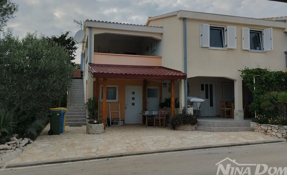 južna strana otoka vira, s dosta zelenila- - slika 2