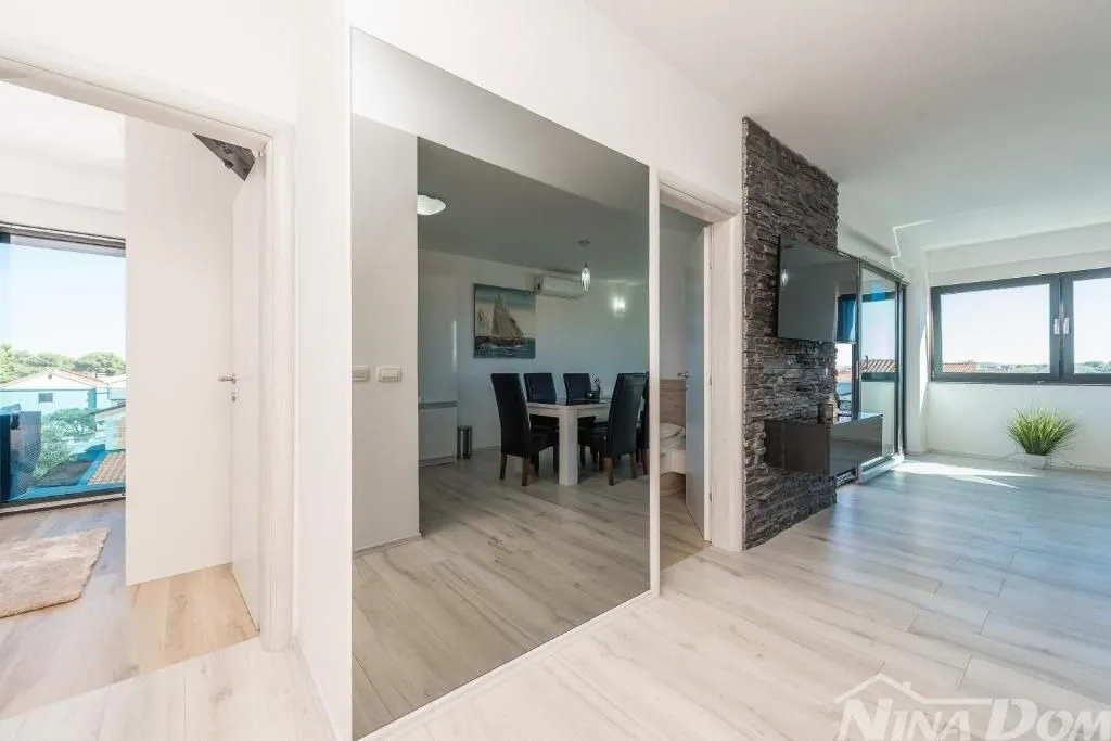 villa u centru vira luksuzno opremljena s bazenom i krovnom, terasom - slika 18