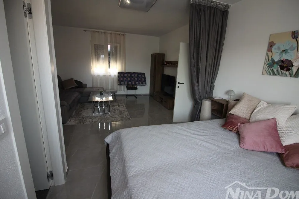 apartmanska kuća 150 metara do mora - slika 19