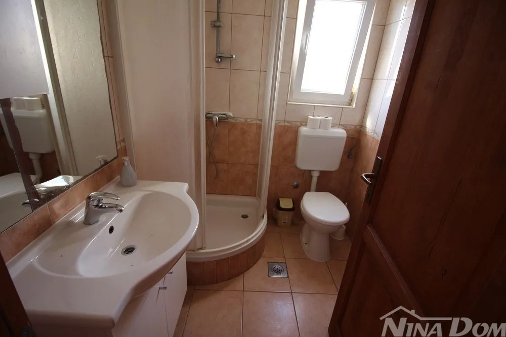kuća dvojnica s dva lijepa odvojena apartmana 50 metara do mora. - slika 14