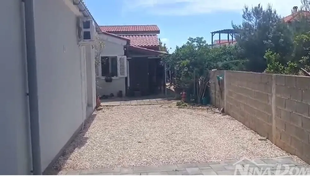 u ponudi dva stana u kući s okućnicom. - slika 3