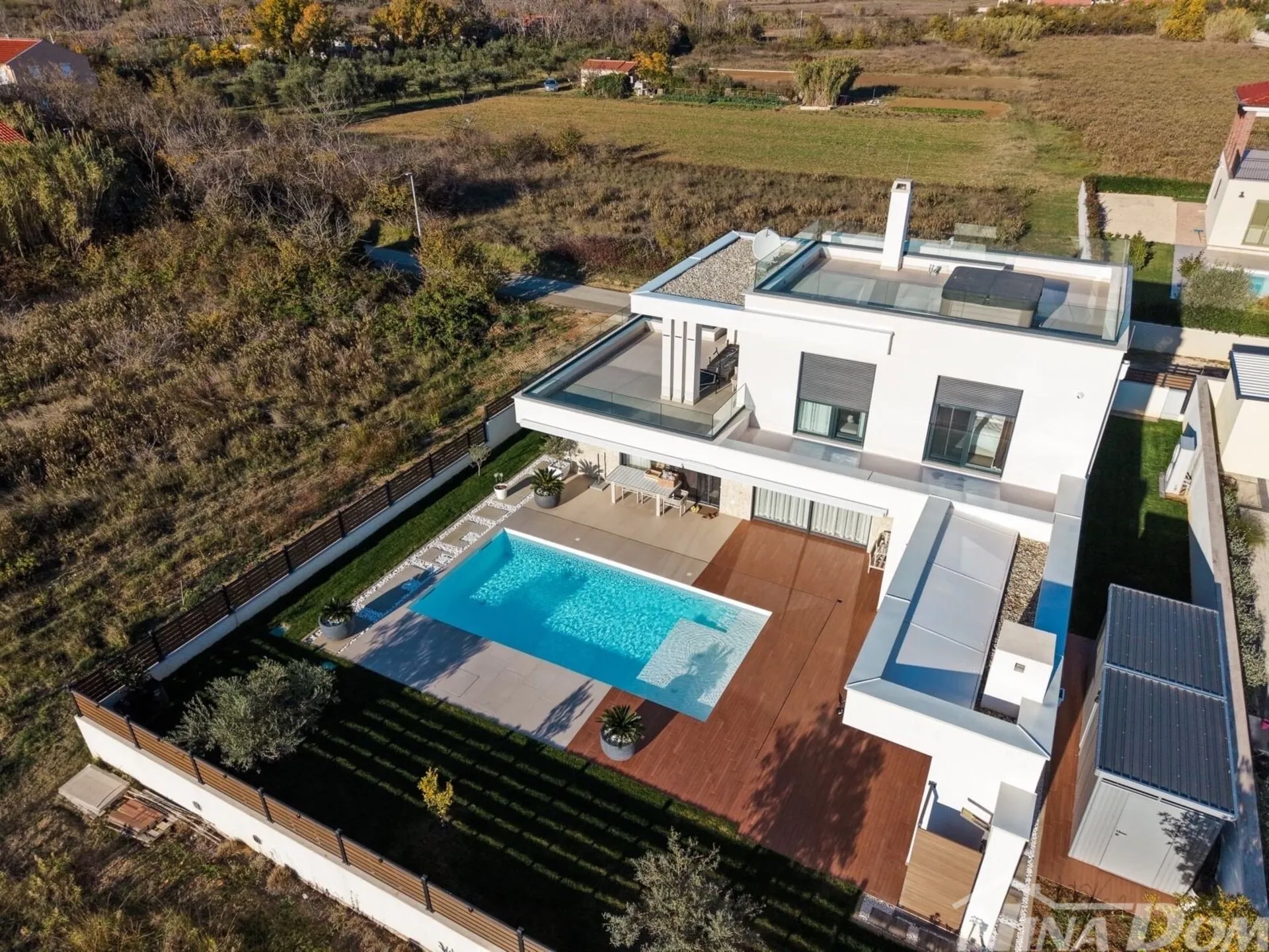 privlaka -zadar .700 metara od mora luksuzna vila sa bazenom . - slika 3
