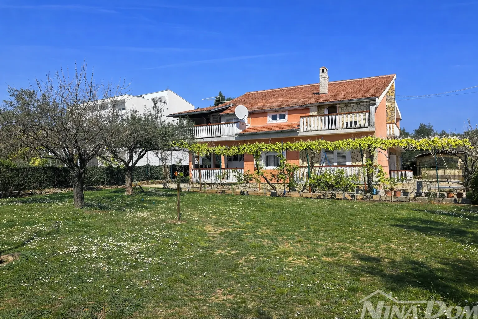 Dalmacija Investicijska kuća sa 7 apartmana i velikim zemljištem - Bibinje, Bibinje