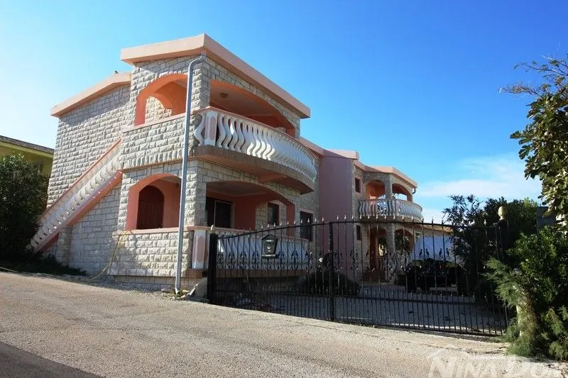 Apartmanska kuća 4 stambene jedinice - Vir, Vir