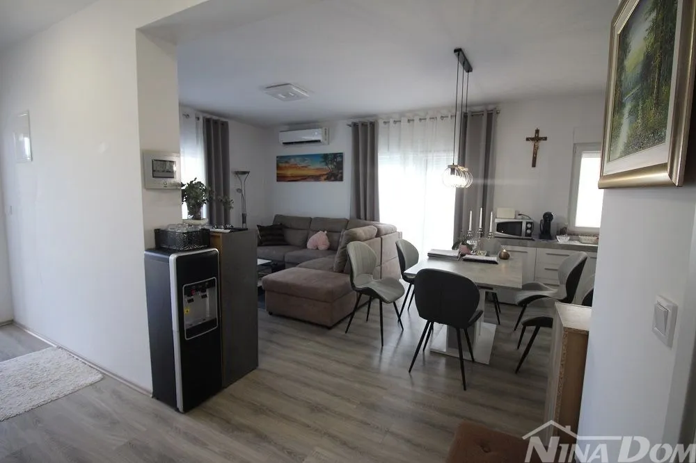 apartman u prizemlju s pomoćnim objektom. - slika 13