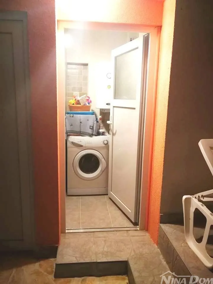 južna strana otoka vira, s dosta zelenila- - slika 21