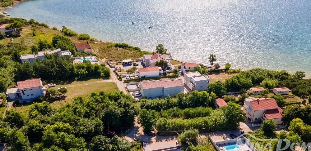 apartmanska kuća s lijepom i velikom okućnicom 80 metara do mora - slika 16