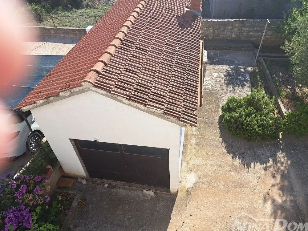 samostojeća kuća visokoprizemlje, dvorište i garaža. - slika 18