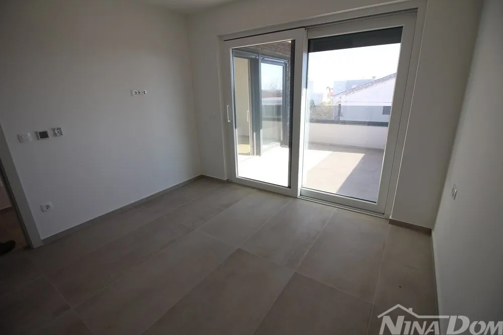 novogradnja, lijepo uređeni apartmani južna strana - slika 7