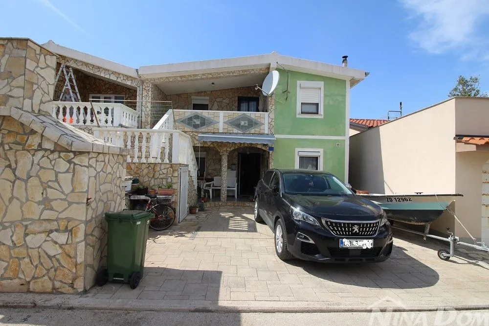 dvojna kuća s dva apartmana 50 metara do mora. - slika 2