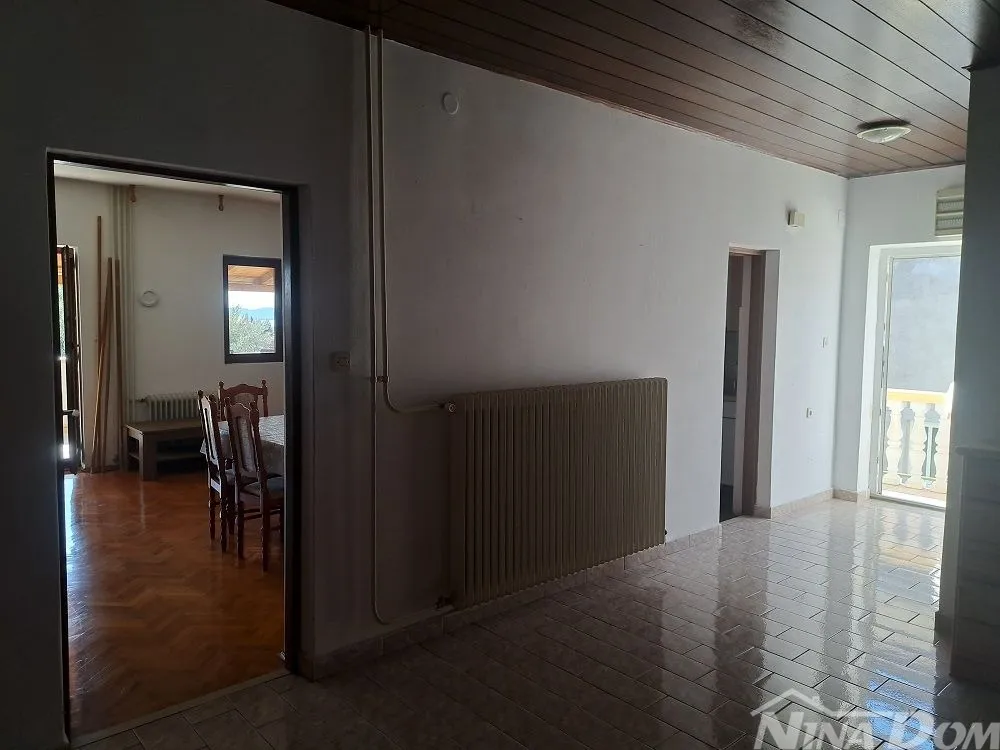 samostojeća kuća visokoprizemlje, dvorište i garaža. - slika 11