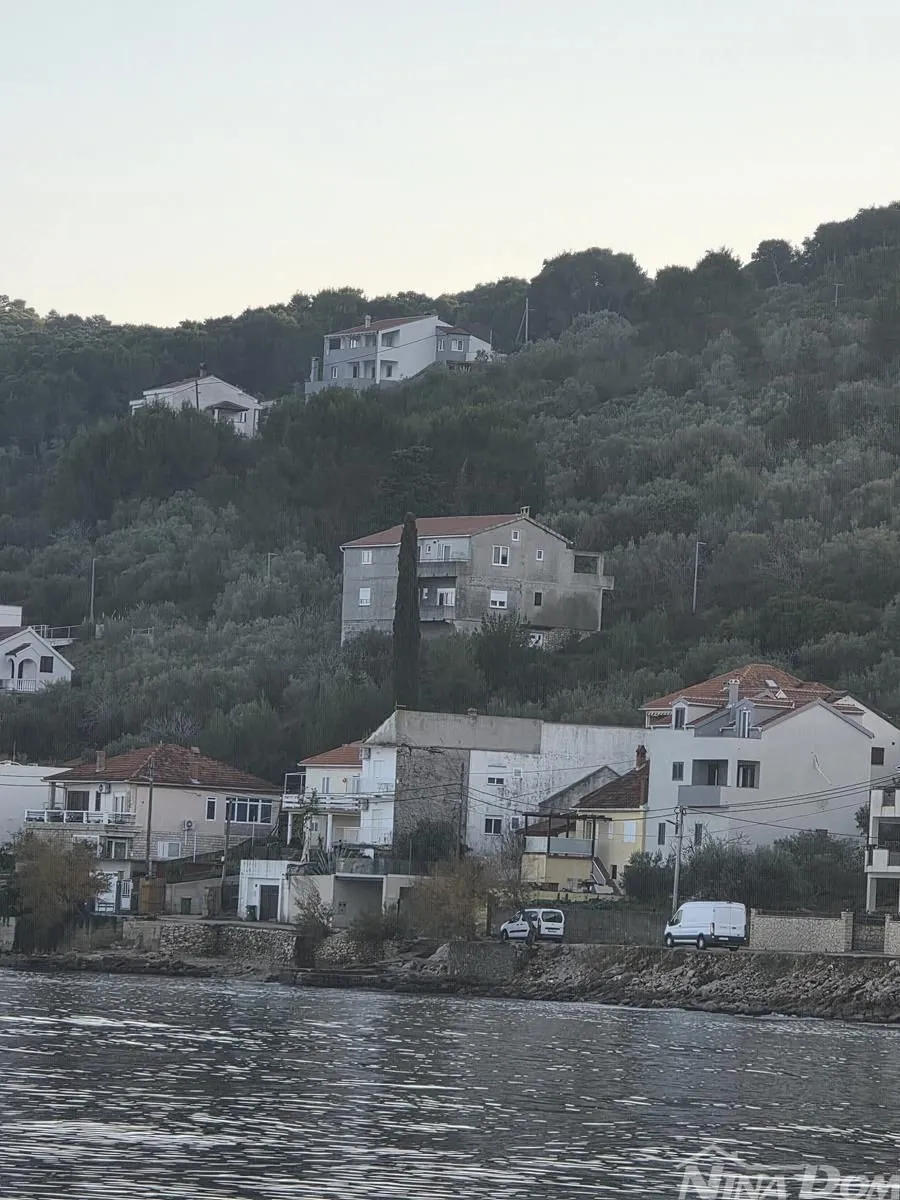 kali kuća sa tri odvojena stana i panoramskim pogledom - slika 17