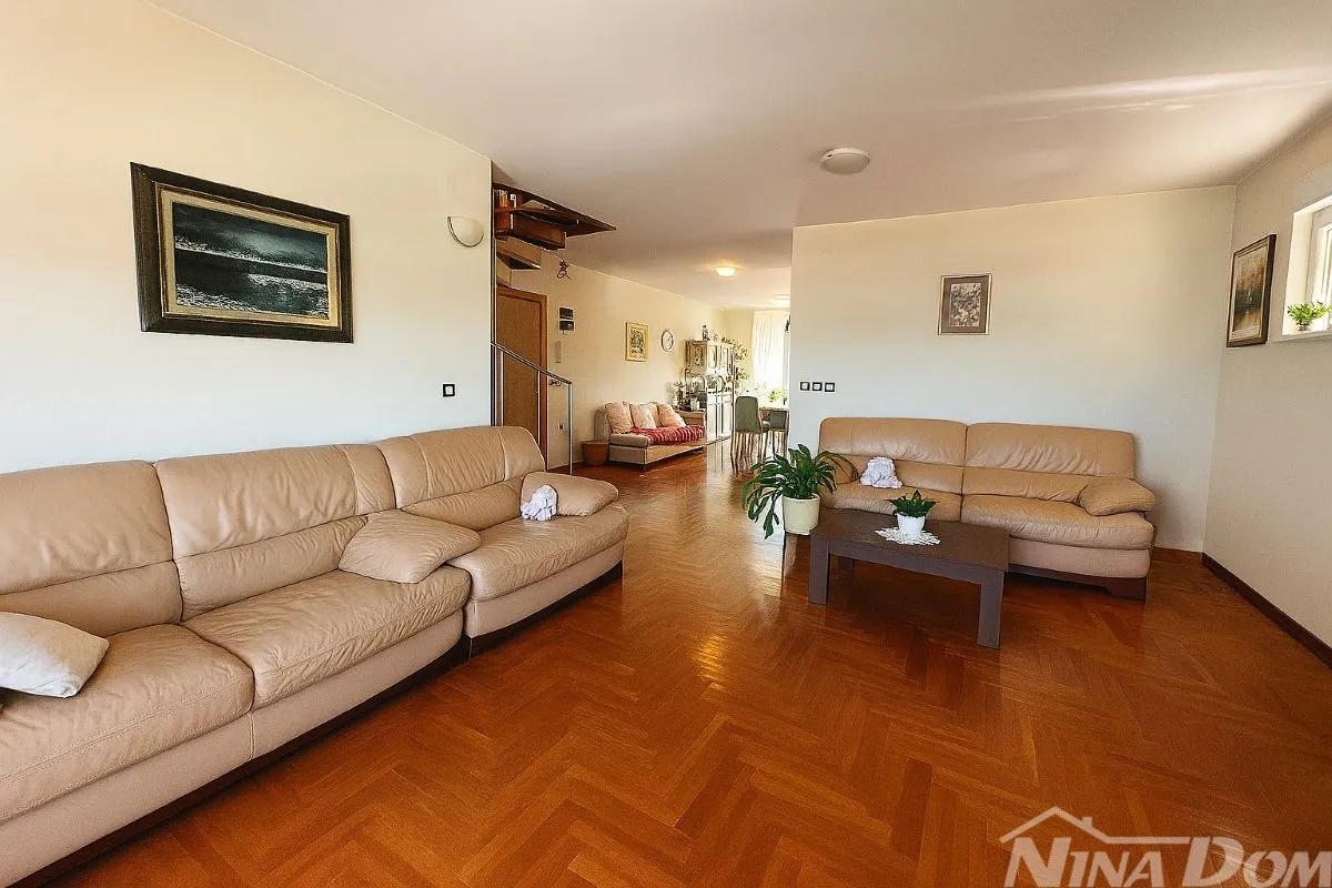 VIŠNJIK – Prostran dvoetažni stan 140 m² s pogledom na grad - Zadar