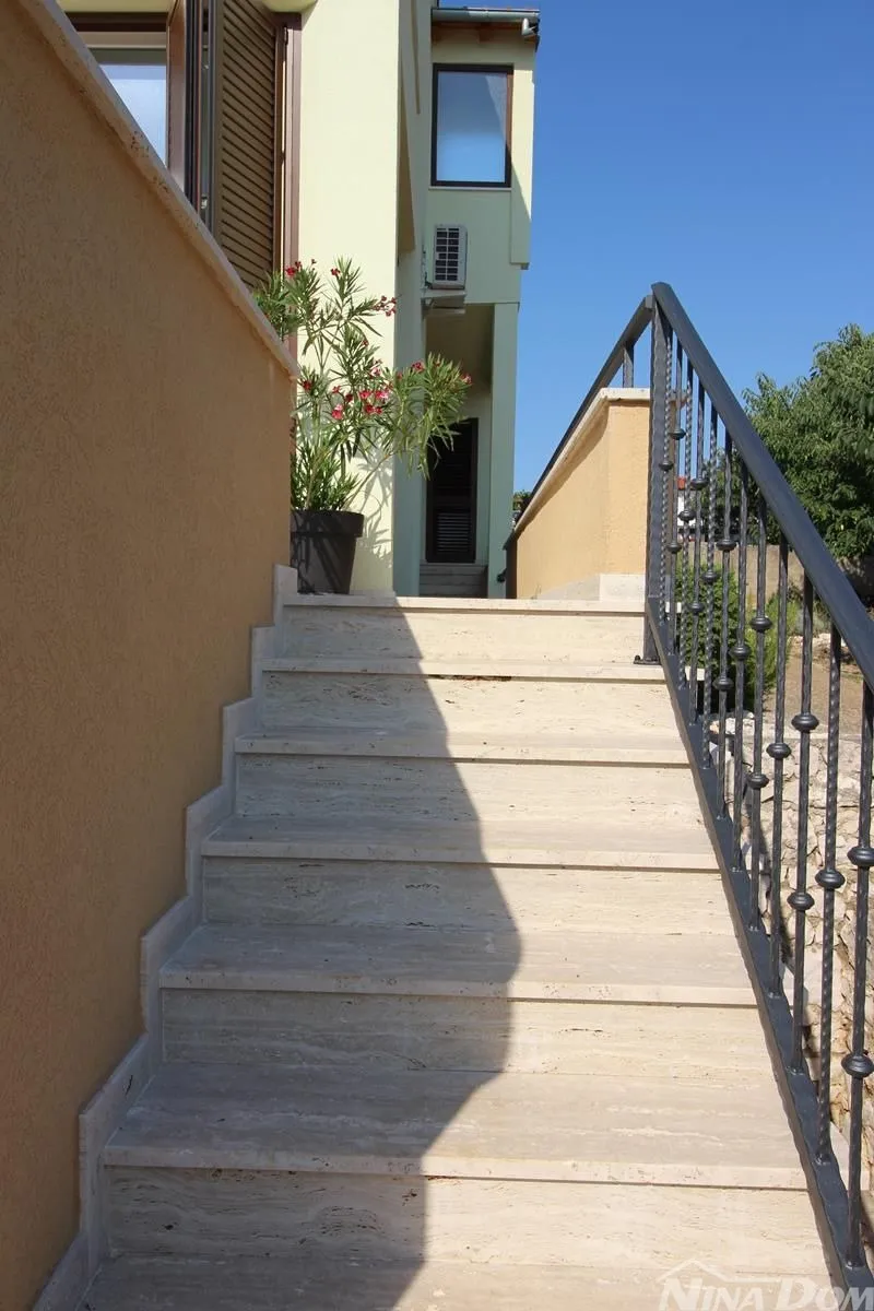 otok ugljan guduće drugi red od mora - slika 30