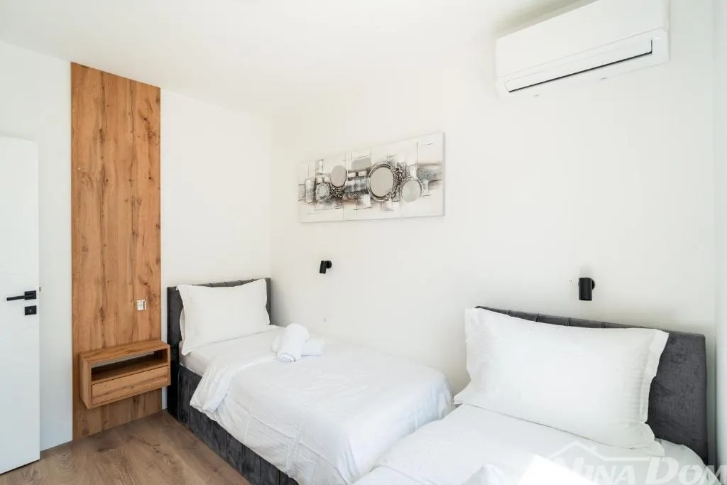 top lokacija! moderan stan s bazenom i dvorištem- 130 m od plaže - slika 14