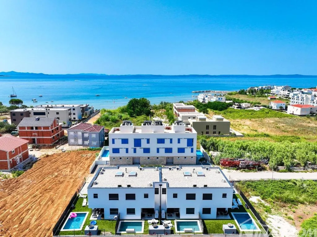 moderna dvojna kuća s bazenom- privlak dalmacija - slika 2