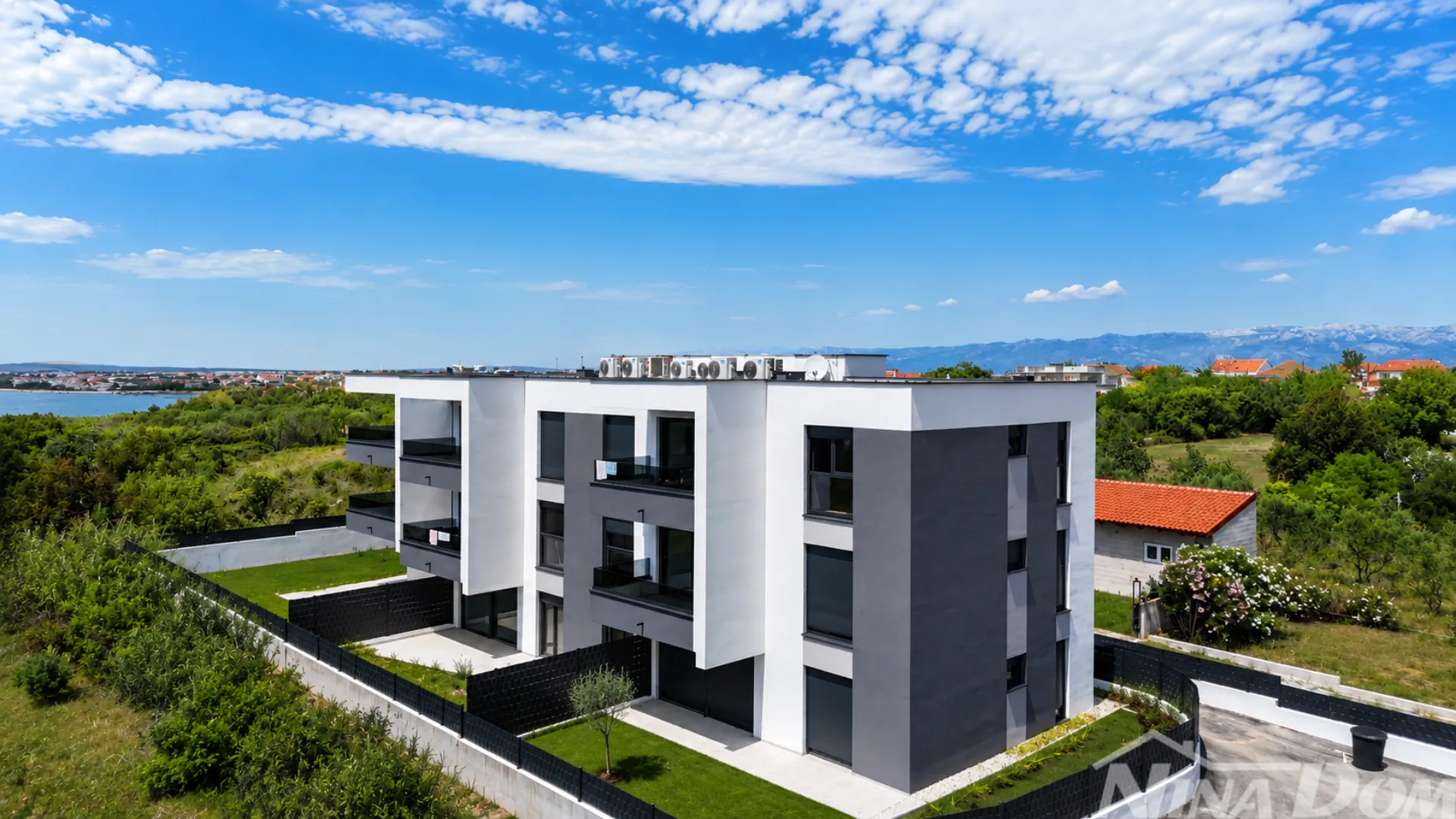 luksuzni stan u prizemlju- privlaka dalmacija 250m od mora - slika 3