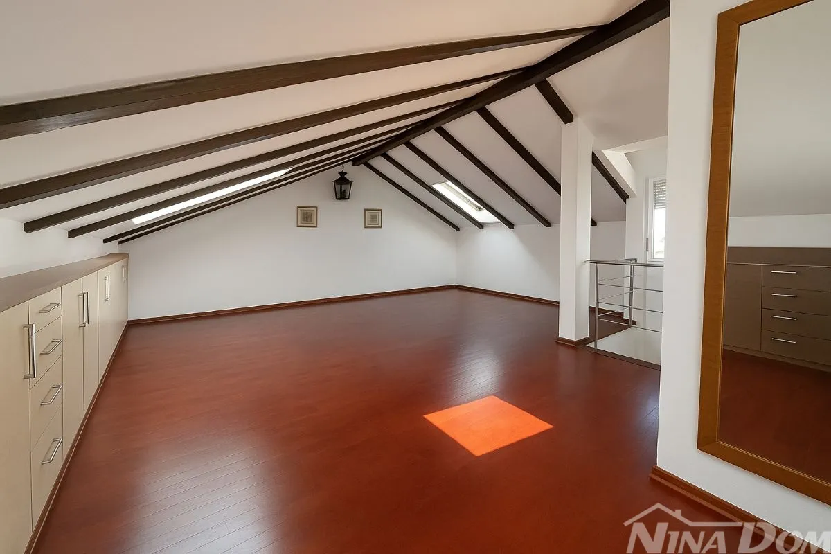 višnjik – prostran dvoetažni stan 140 m² s pogledom na grad - slika 6