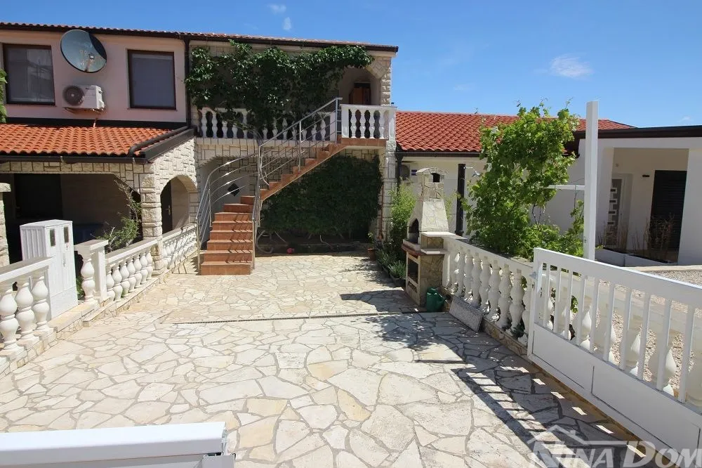 Kuća u nizu, s dva stana od mora i plaže 60 metara. - Vir, Vir