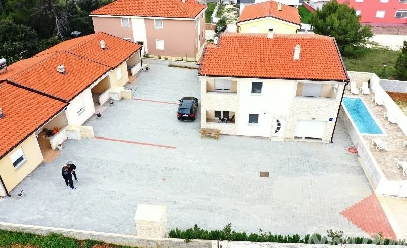 apartmani s bazenom za turističke namjene - slika 2