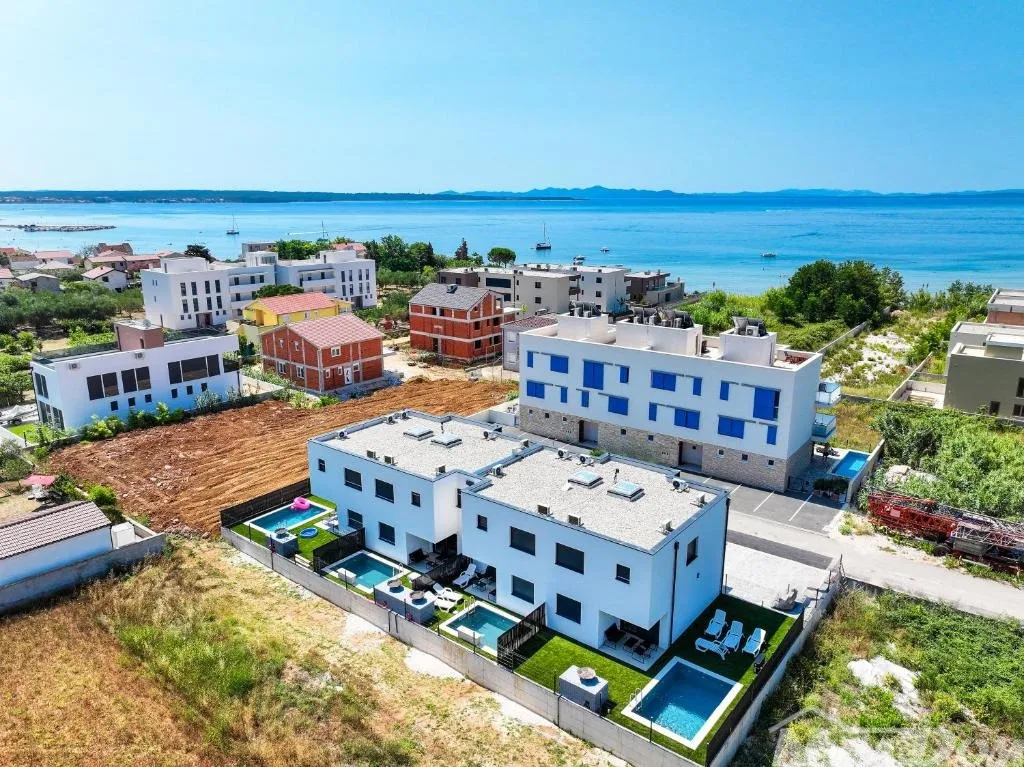 top lokacija! moderan stan s bazenom i dvorištem- 130 m od plaže - slika 3