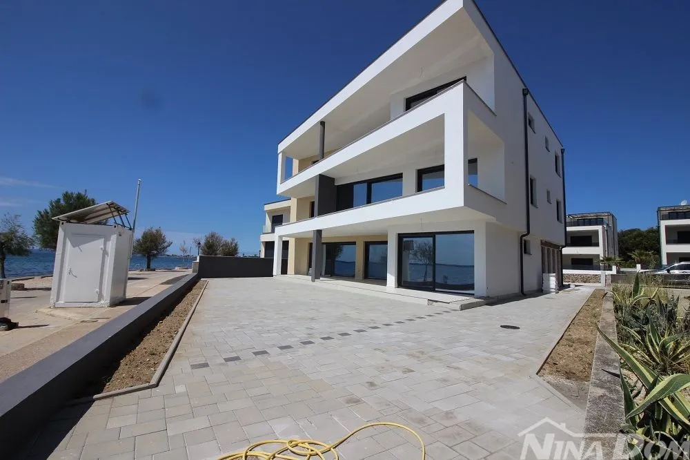 Apartmani prvi red do mora južna strana - Vir, Vir