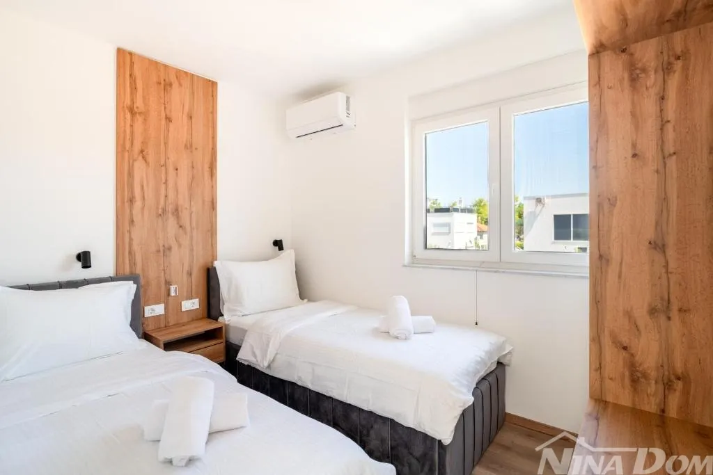 top lokacija! moderan stan s bazenom i dvorištem- 130 m od plaže - slika 28