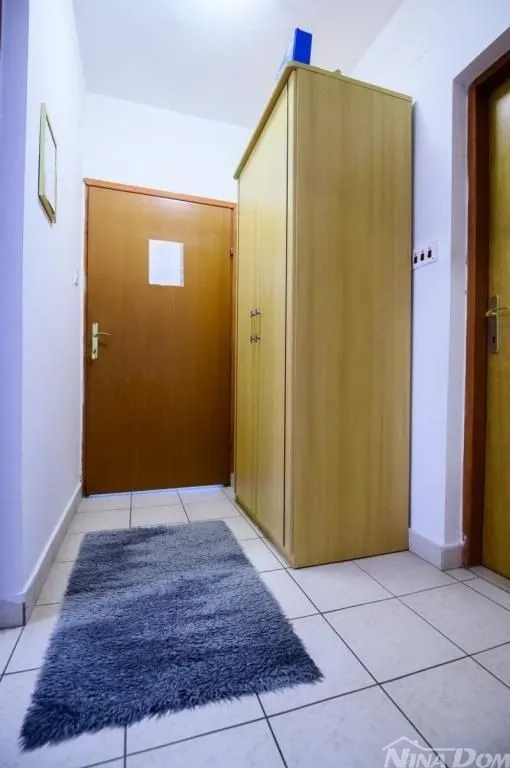 apartmanska kuća s lijepom i velikom okućnicom 80 metara do mora - slika 26