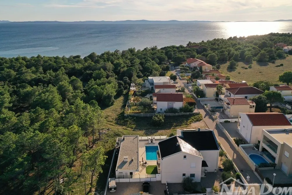 Lijepo uređena nekretnina s tri stana bazenom i pomoćnim objektom. - Vir, Vir