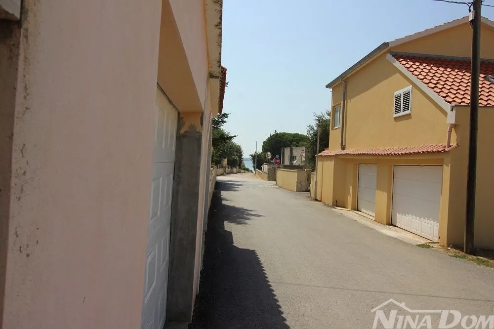 kuća dvojnica, dva velika stana s okućnicom. - slika 17