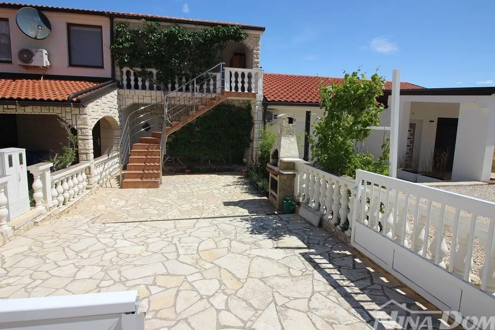 kuća u nizu, s dva stana od mora i plaže 60 metara. - slika 24
