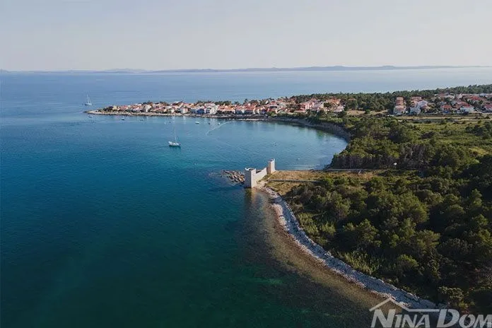 prizemlje kuće s dijelom dvorišta, južna strana 400 met. do mora - slika 21