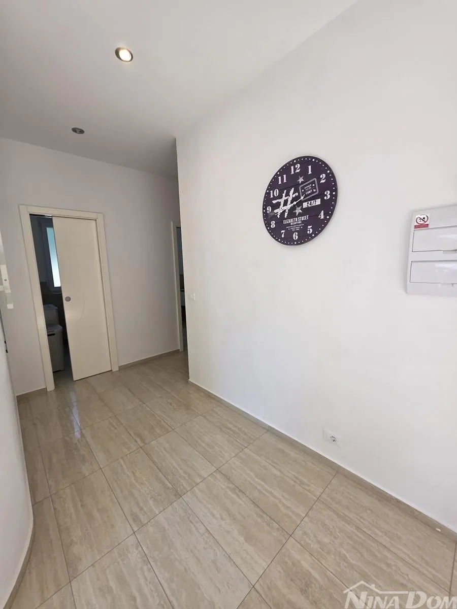 brodarica luksuzna kuća sa dva odvojena stana i pomoćnim objektom - slika 10