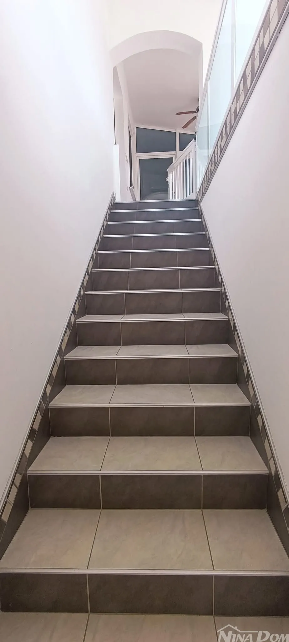 južna strana 90 met.do mora apartmanska kuća s dvorištem - slika 14