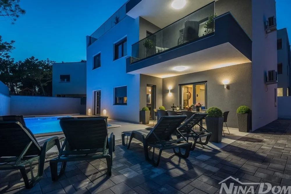 villa u blizini centra, opremljena s bazenom i krovnom, terasom - slika 3