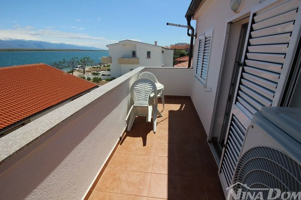 kuća u nizu, s dva stana od mora i plaže 60 metara. - slika 19