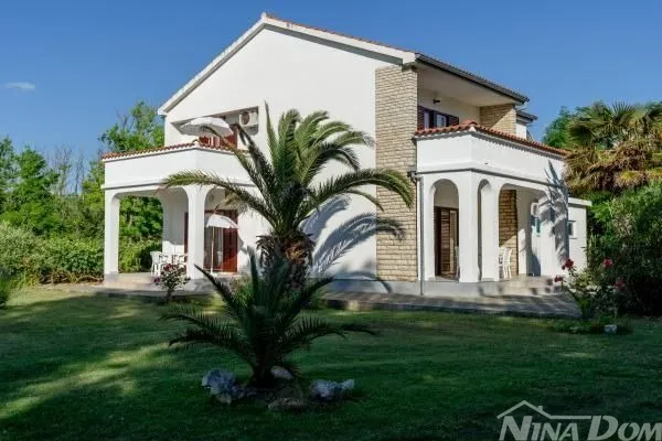 apartmanska kuća s lijepom i velikom okućnicom 80 metara do mora - Privlaka, Privlaka