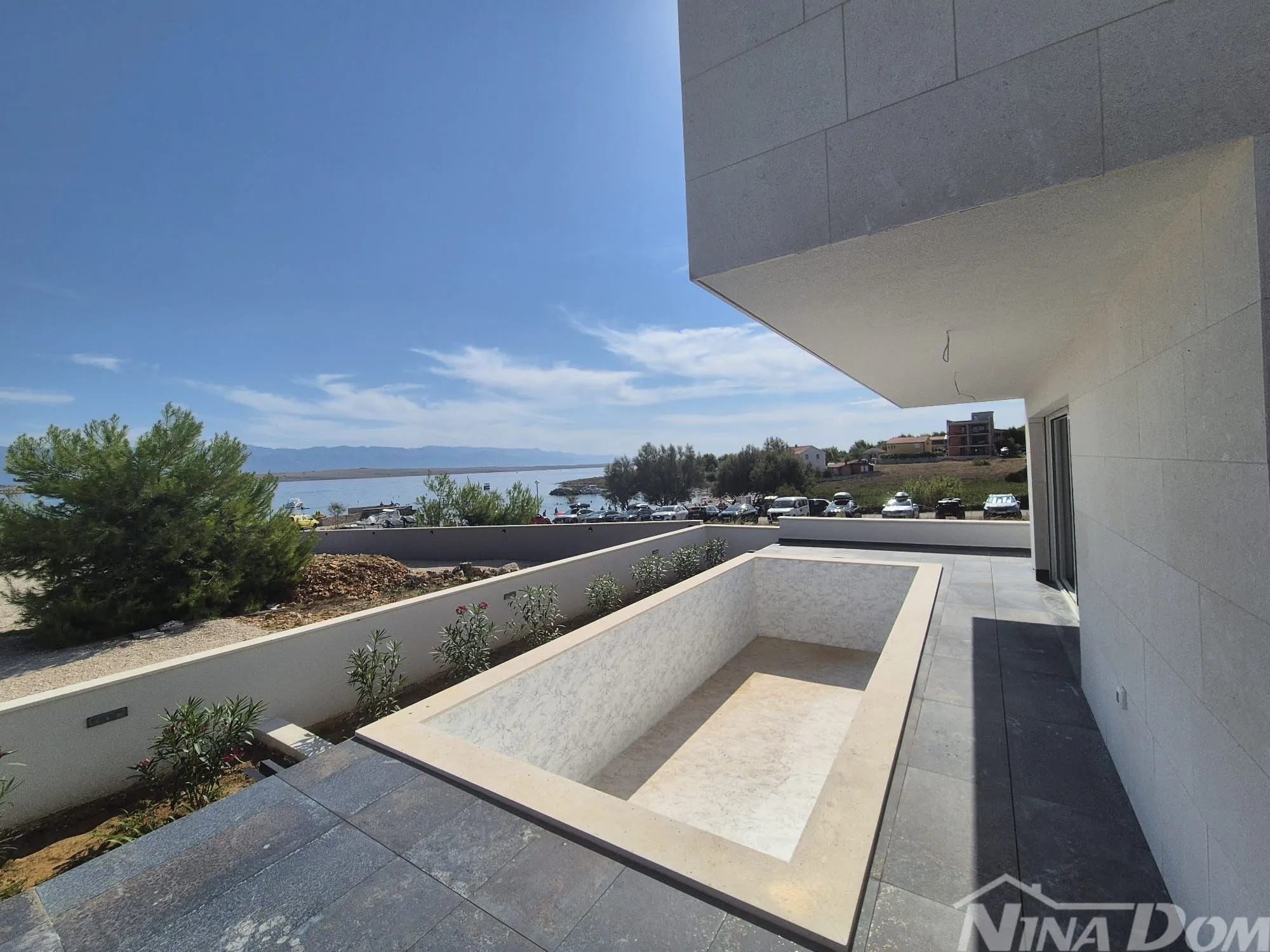villa blizini mora, s bazenom u prizemlju i na krovnoj terasi. - slika 12