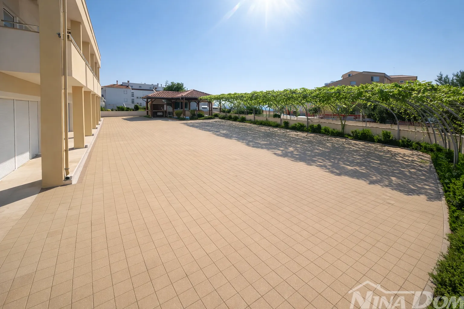potencijalni mini hotel / apartmanska zgrada – sukošan 70 m od mora - slika 2