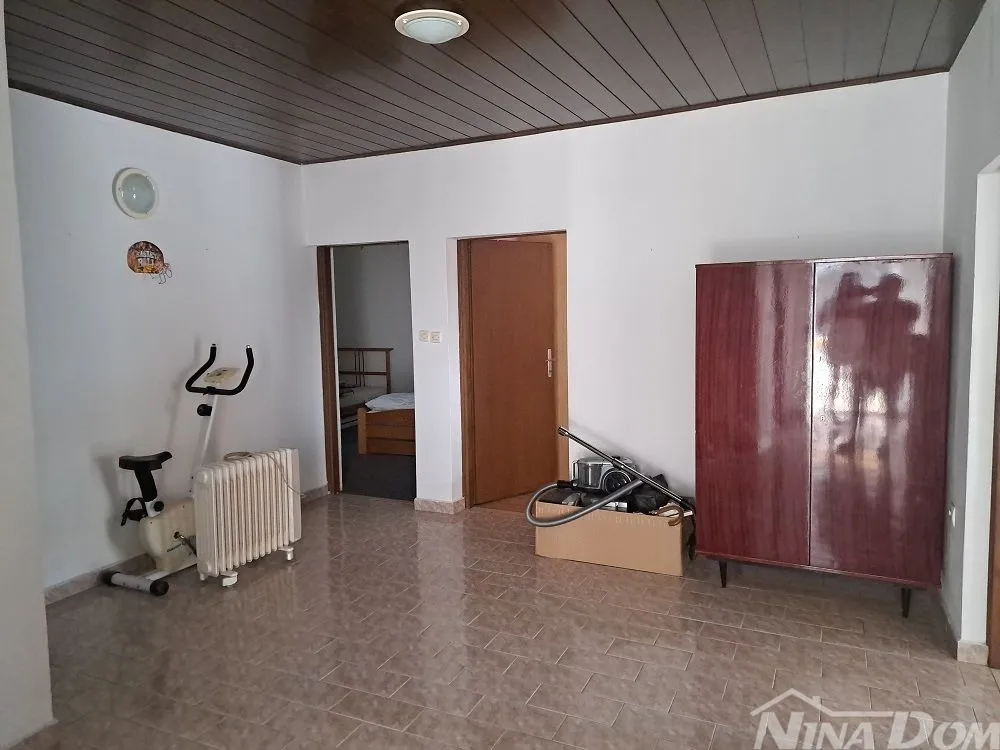 samostojeća kuća visokoprizemlje, dvorište i garaža. - slika 8