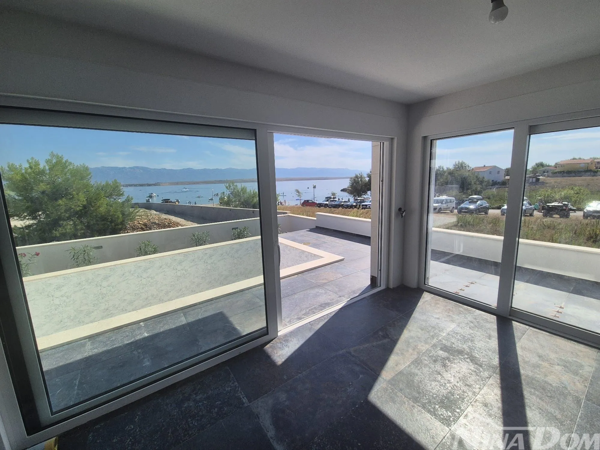 villa blizini mora, s bazenom u prizemlju i na krovnoj terasi. - slika 11