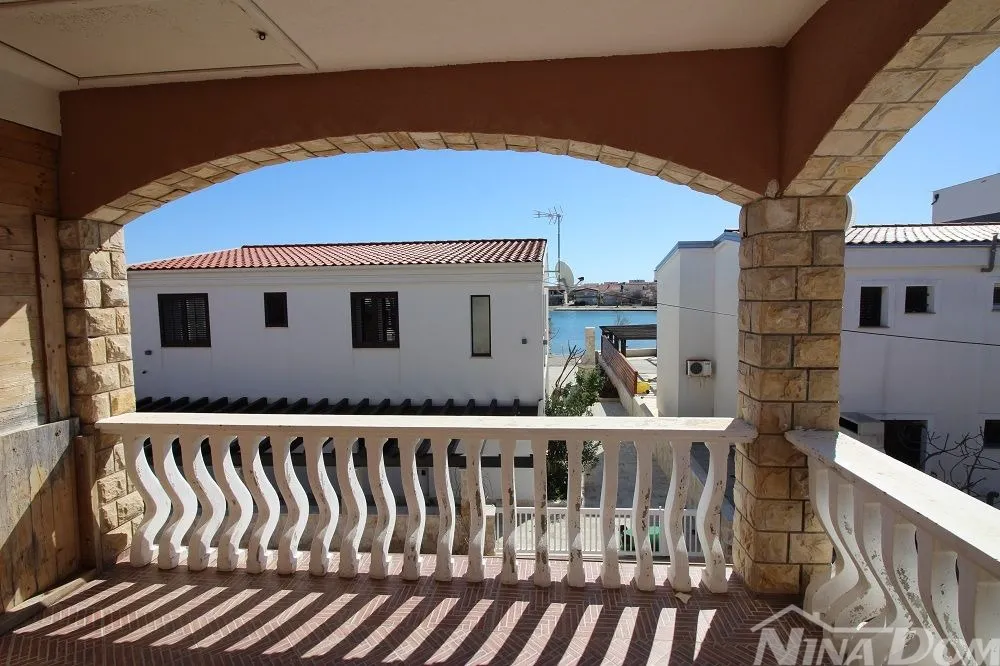 kuća dvojnica s dva lijepa odvojena apartmana 50 metara do mora. - slika 11