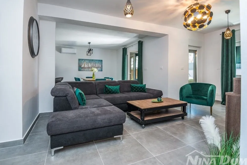 villa u blizini centra, opremljena s bazenom i krovnom, terasom - slika 7