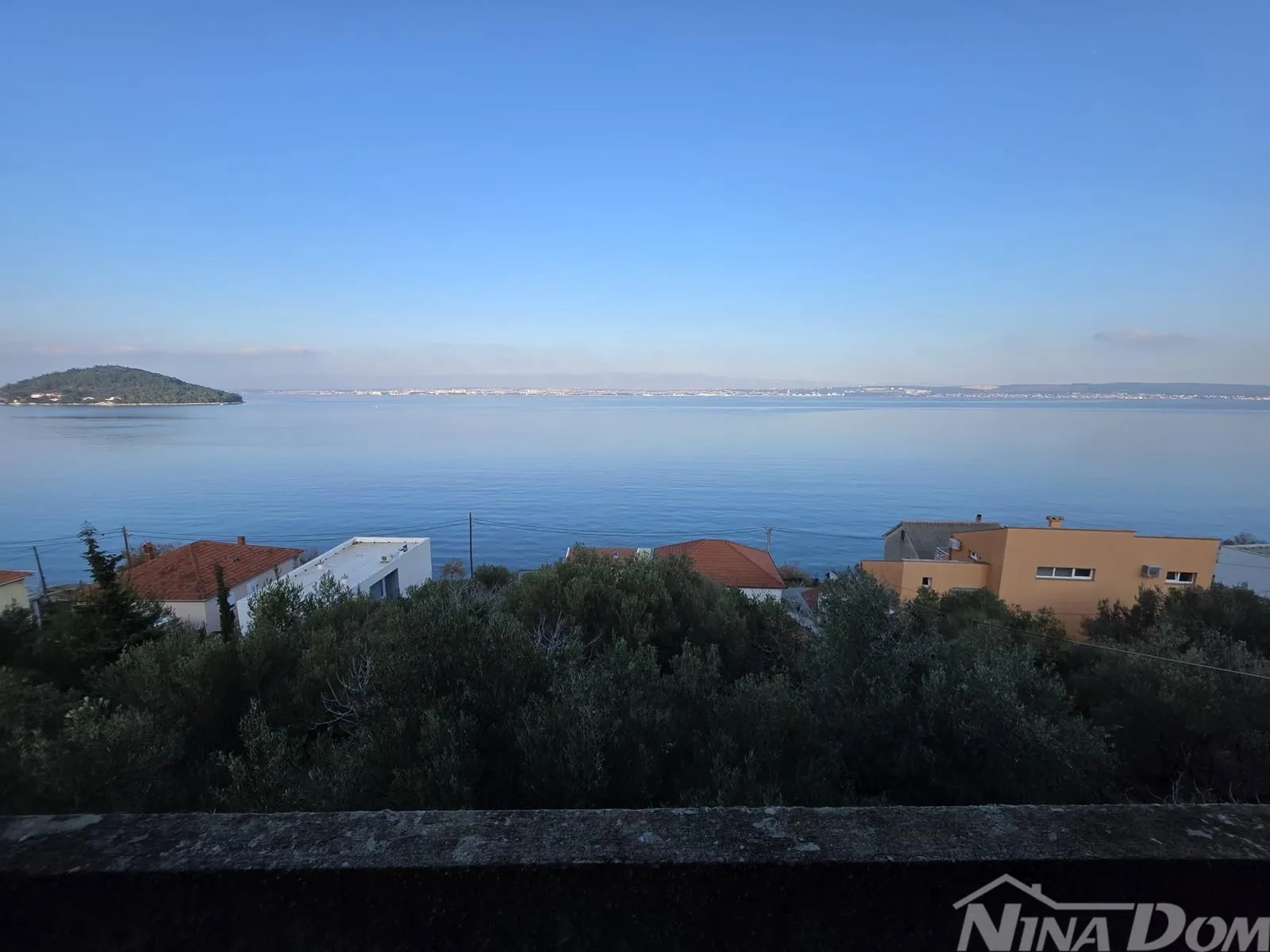 kali kuća sa tri odvojena stana i panoramskim pogledom - slika 11